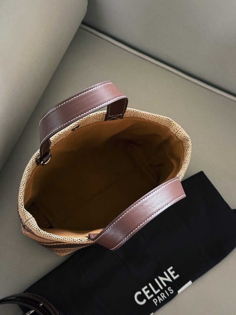 6fa6aa46bd.jpg 210 without box
Size: 21 (bottom) * 30 (top width) * 20 height
Celin woven bag, a must-have for summer#
This is super practical!
Everyone should praise it on their backs