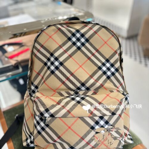 Burberry plaid backpack 8 @ @ This article is enough. 4BURBERRY backpack has a very large capacity
Laptops and some office materials needed for daily travel can be accommodated. The shoulder straps and breathable design at the back are also very user...