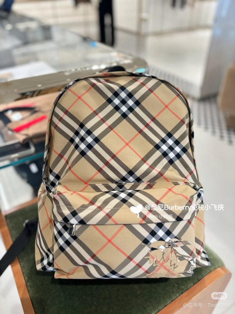 6fa9c5449b.jpg Burberry plaid backpack 8 @ @ This article is enough. 4BURBERRY backpack has a very large capacity
Laptops and some office materials needed for daily travel can be accommodated. The shoulder straps and breathable design at the back are also very user...
