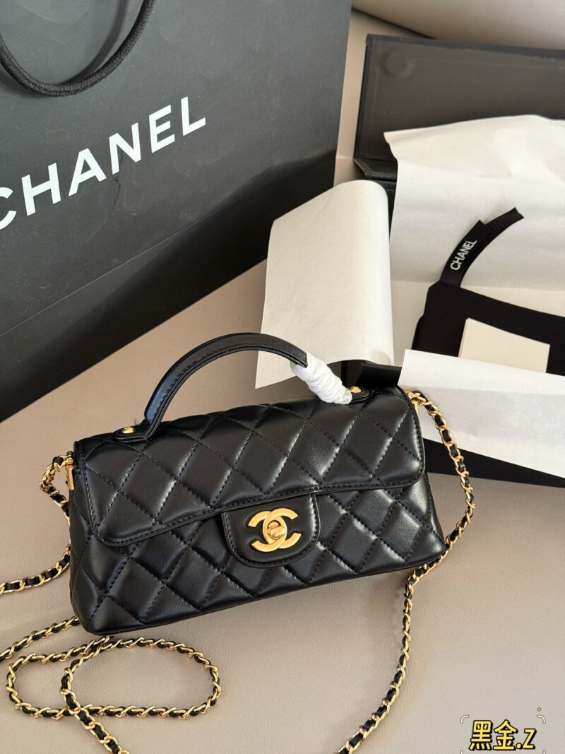 6fb872b62f.jpg 235 with packaging
size:20*14cm
Xiaoxiangjia 25P new horizontal version Kelly!
The leather has a great texture!
Lingge design, retro and fashionable
When the handbag becomes more exquisite and elegant!