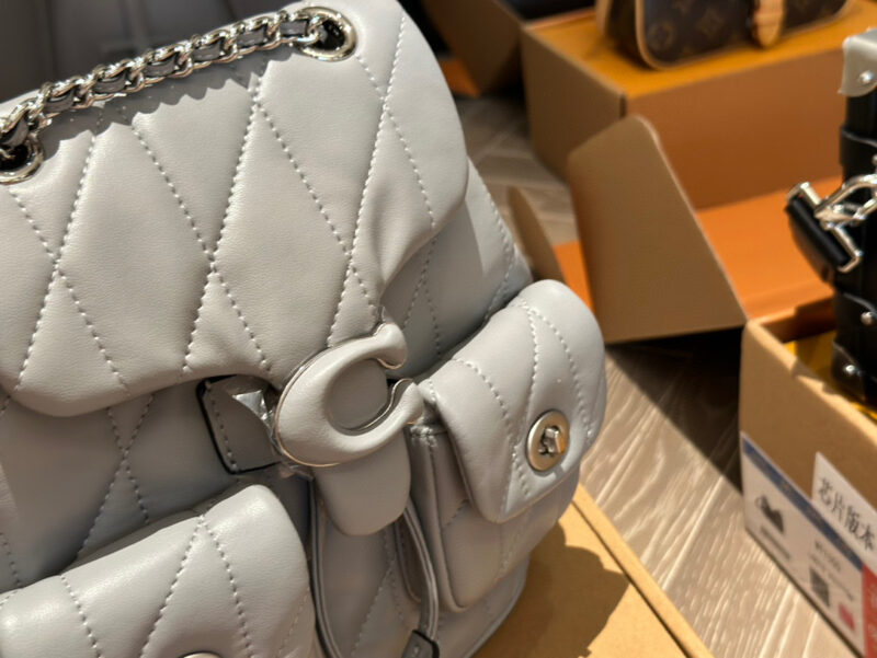 6fbb5ff235.jpg 260 replica version
size:20cm
C's backpack,
Light weight! Highly recommended!
?? I need it for a short holiday!
Search Coach Backpack