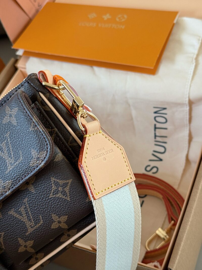 6fc354aa75.jpg 250 boxes
size:25*15cm
L Family Old Flower Camel Bag New Style
Don't miss out on fashionable girls!
The new vintage Vibe is expected to be the next hit!
?? Configure woven shoulder straps/long leather shoulder straps