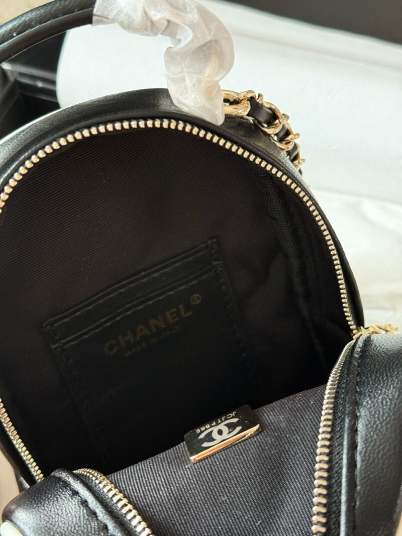 6fd35edad4.jpg 295/sheepskin box
size:13*18cm
Xiaoxiangjia 25P new backpack
This season's stir fried chicken with cute little shoulders
My new bag!
CHANEL 25p black and white border panda color
25P all black sheepskin small book bag is cool!