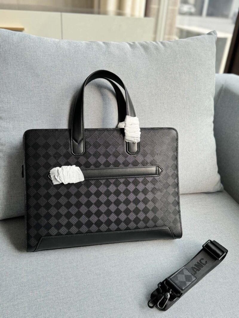 6fd398633f.jpg 350 cowhide
size:38×28
MONTBLANC Fashion 3.0 Series Handheld Single Shoulder Crossbody Bag, briefcase
This briefcase is very useful for work and business trips. It has a large capacity and can easily store computer files and anything else. Moreove...