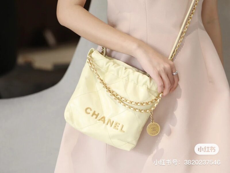 6fe1fcfb56.jpg Chanel 22mini Chicken Yellow
Chanel 22mini Chicken Yellow
Chanel garbage bag
Another popular color of this season,
Simple and comfortable colors
The small and cute lucky bag, combined with the color of chicken yellow, is particularly prominent
