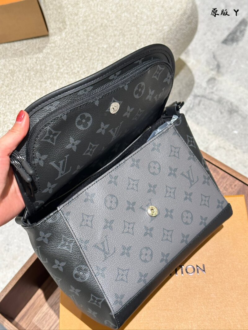 6fe883c890.jpg Black flower p260 embossed p280
LV Pulse Small | New Fresh Look! All the trendy men are squatting~Dangdang~Today I will introduce you to a product that has not yet been released The newly launched men's bag LV reports to you from the forefront
LVpuls...