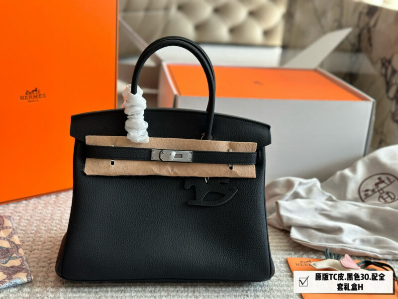 6feb498450.jpg 345 with folding box+airplane box
Size: 30cm upgraded version
Original quality ?
Original TC leather side panel steel seal code ??
The lock is made of copper, with a scarf and a flying horse pendant ??
The season for carrying platinum bags ...