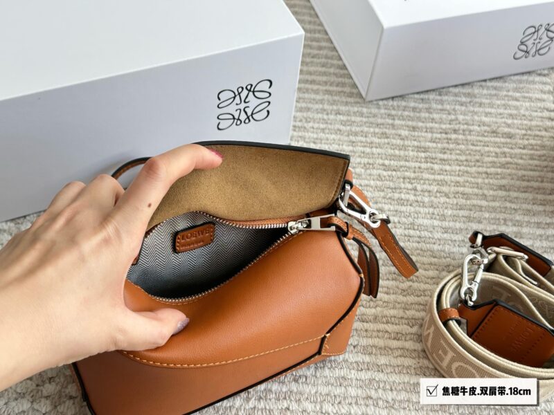 320 210 box (backpack)
Size: 24 * 15cm (large)
18 * 10cm (mini)
Loewe Geometry Package Puzzle
Truly cannot be missed,
?? Cowhide quality!
Completely hold on!
Luoyiwei | A perfect shoulder strap