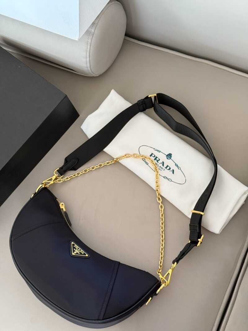 70593a52fa.jpg 235 box
size:30*14cm
Sling bag with small cow horns
I have already warmed it up for you. Now you can take it away directly
Can be slung diagonally or carried on one shoulder
The shape of the new moon is unique and distinctive
It is also Prada's han...