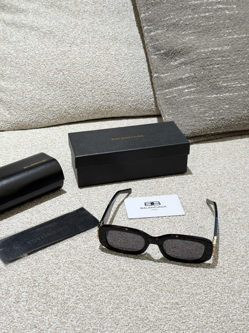 705eccaef0.jpg Balenciaga Sunglasses p210
I can't refuse a bit of suspicion. The same sunglasses as the celebrity look beautiful on my face!
I declare that the retro cat's eye sunglasses are the ancient god cat's eye+narrow frame which is really a Rocket combinatio...