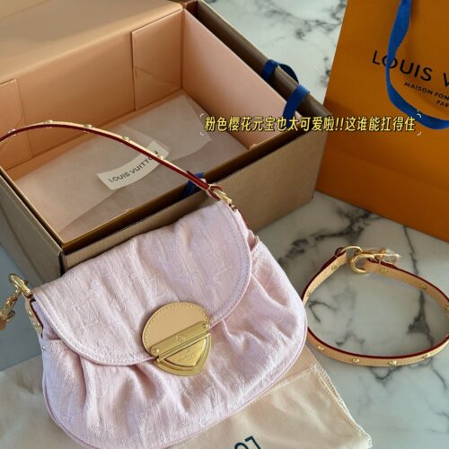 320 box (replica version)
size：26*18cm
L's denim sunset is perfect for spring and summer
I really like the tannin series
The Sunset capacity is sufficient,
Soft and not afraid of pressure,
Pink cherry blossom ingots are too cute!! Who can withstand this