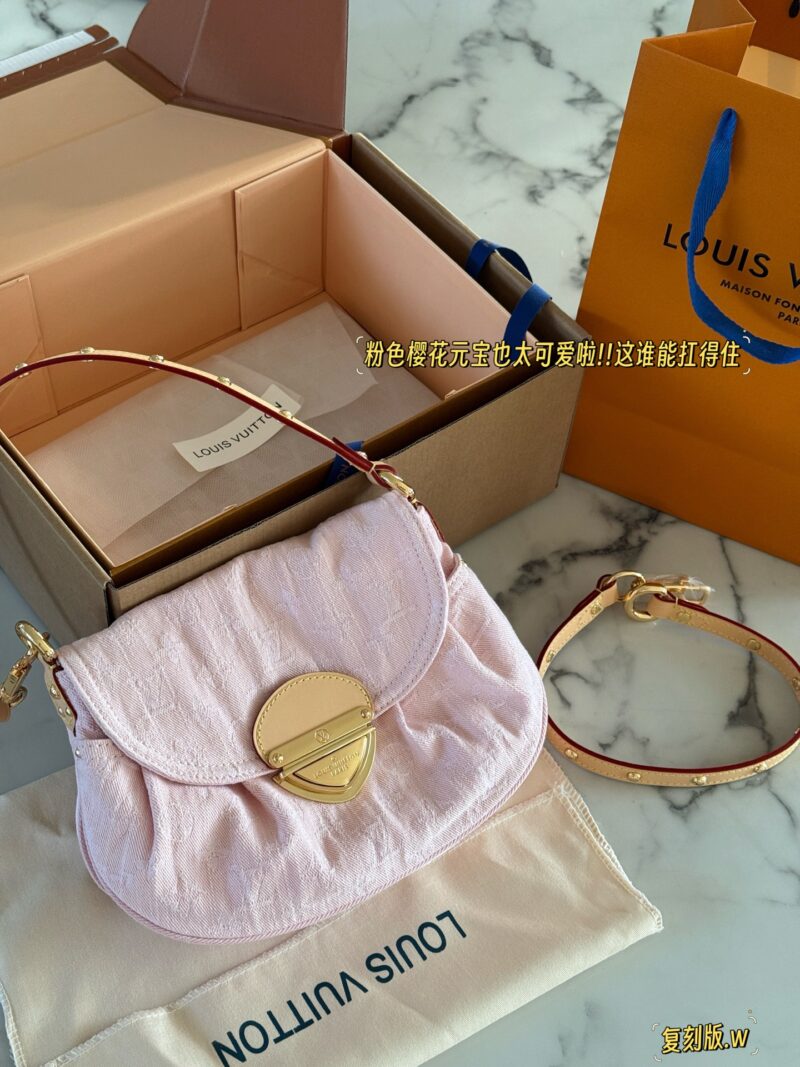 320 box (replica version)
size：26*18cm
L's denim sunset is perfect for spring and summer
I really like the tannin series
The Sunset capacity is sufficient,
Soft and not afraid of pressure,
Pink cherry blossom ingots are too cute!! Who can withstand this