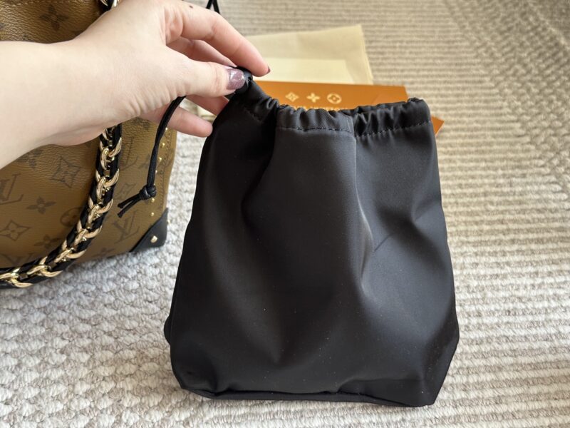 70b5ee97ab.jpg 235 box new model
size:22*26cm
L Home New Product Showcase Water Bucket Bag/Lucky Bag
In addition to the classic method of carrying baskets
I also provided an extra shoulder strap/
Can be worn on one shoulder or crossbody!
It also comes with an inn...