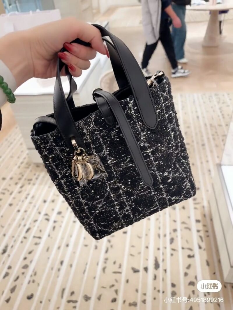 Dior Fragrant Hairy Indigenous Bag Small
Full of high-end feeling