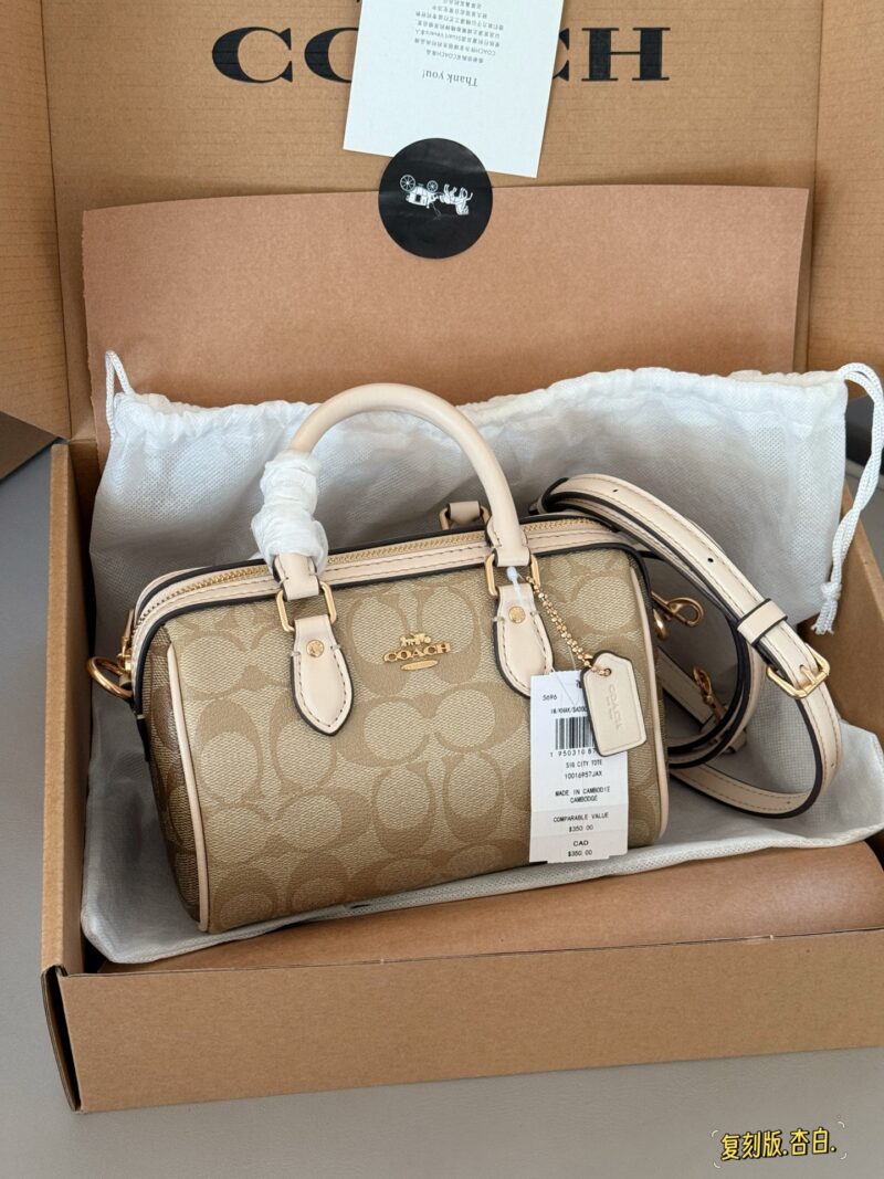 70c2023068.jpg 230 (full package) replica version
size:18*12cm
C Home 24ss Pillow Bag/New Product Upgraded Again
Super cute mini Boston
Classic small size
Small body, large capacity!
Channel goods are very rare!
Search Coach Pillow Bag