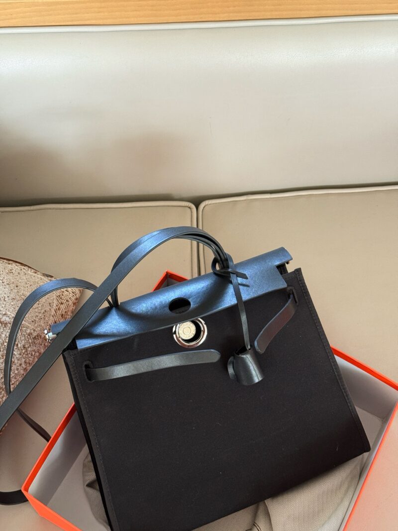 70c72761a9.jpg 255 boxes
size:31*26cm
Hermes handbag
Canvas shopping bag ?
A bag that is easy to pack in physical form
Recently, I have been carrying my back while traveling
There is texture! Super advanced!
Its capacity is very friendly