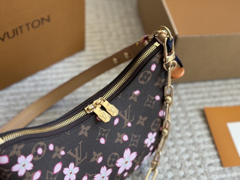 70e6892757.jpg 265 box
L Home 2025 Murakami Takashi Co branded Sunflower
Zipper | Vintage | Leather Shoulder Strap | Lightweight | Large Capacity ▼ ● Cross Shoulder | Single Shoulder | Underarm | Handheld
One pack with four backs, detachable chain point 8 and s...