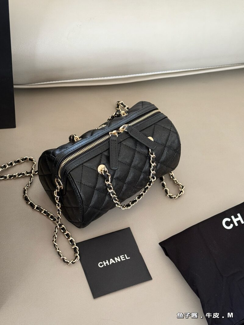 260 box cowhide
size：18*12cm
The Relaxation of Xiaoxiang's 25p Bowling Bag
Litchi peel and detachable chain
The round and plump bag has a particularly good capacity
I don't choose outfits either!
Belonging to the classic style of bowling!