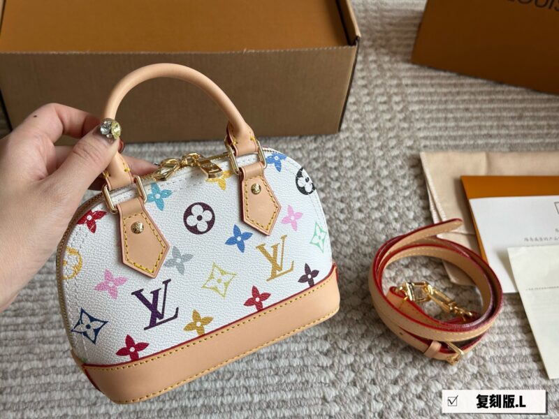 70f4e66d2f.jpg 230 color changing leather box
Size: 20 * 4cm (small)
L Home Alma Shell Bag
Introverted! Deep and profound! flavoursome!
This versatile classic handbag
Still highly favored by modern people!