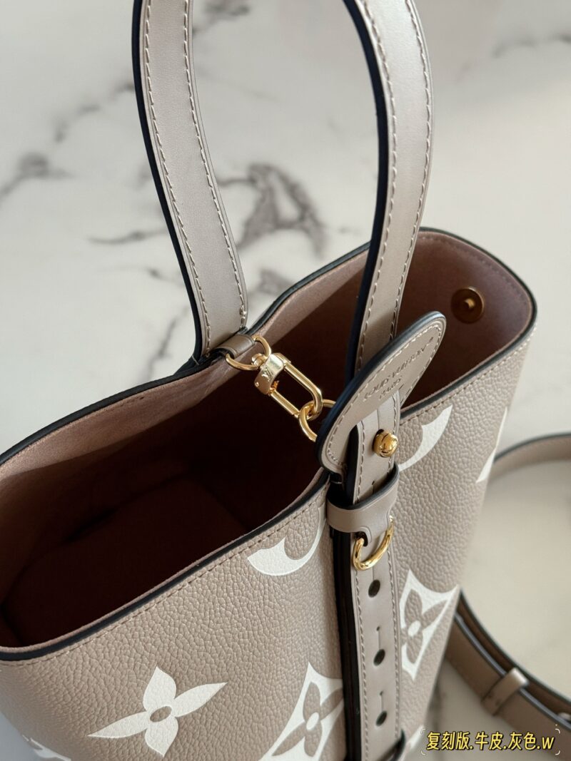 70f93c4391.jpg 410 head layer cowhide box
size:18*16cm
ALL IN BB Cowhide Heavy Attack
Who wouldn't be confused after reading this!
I didn't expect to like it more and more as I watched it
All in BB's stunning beauty
25ss bucket bag