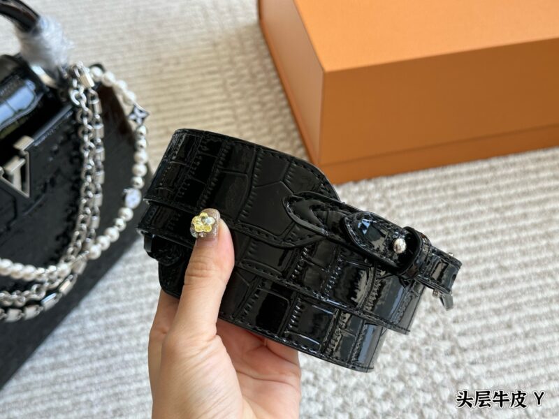 710bca4967.jpg 360 gift box cowhide
size :20cm
L Capucines handbag
Full grain grain top layer cowhide!
It feels low-key but has a luxurious texture!!
classic! classic!
