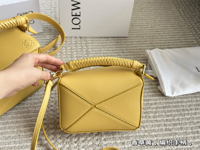 Box pairing
Size: 18 * 10cm (mini)
24 * 15cm (large size)
Loewe Geometry Package Puzzle
The special design of the controller adds a touch of craftsmanship to the puzzle
Who understands the beauty of this special version puzzle