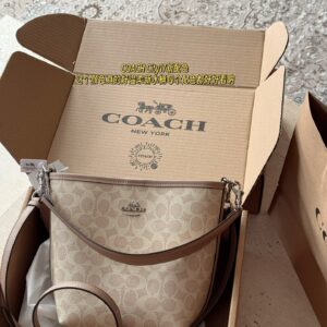 220 boxes
size：16.5*21cm
Who knows who is carrying City17 in C house!
Multiple memorization techniques, each one looks great!
And it's lightweight and has a large capacity!
This color is really gentle
The new water bucket looks great in every color...