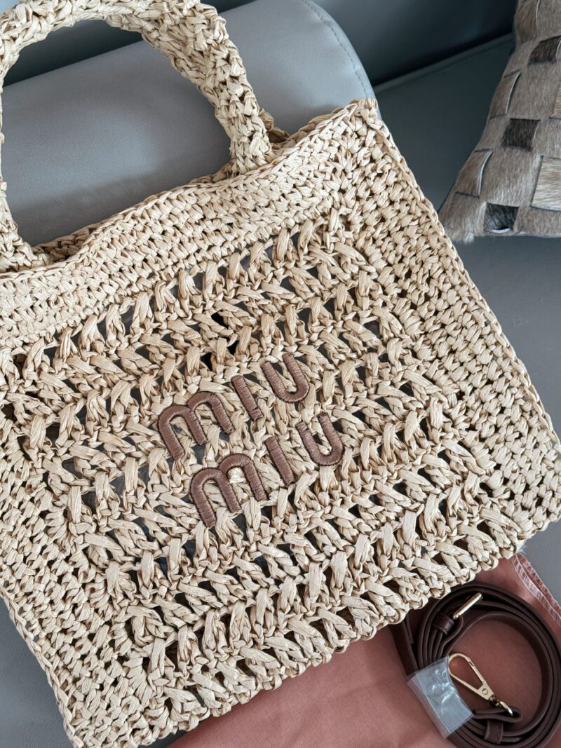 7150f164df.jpg 200 boxes
size:30*25cm
Miumiu Summer Limited Edition|
New woven vegetable basket
The burnt Hobo Lafite Grass
The cute cowhide iconic logo becomes a highlight, it's so beautiful