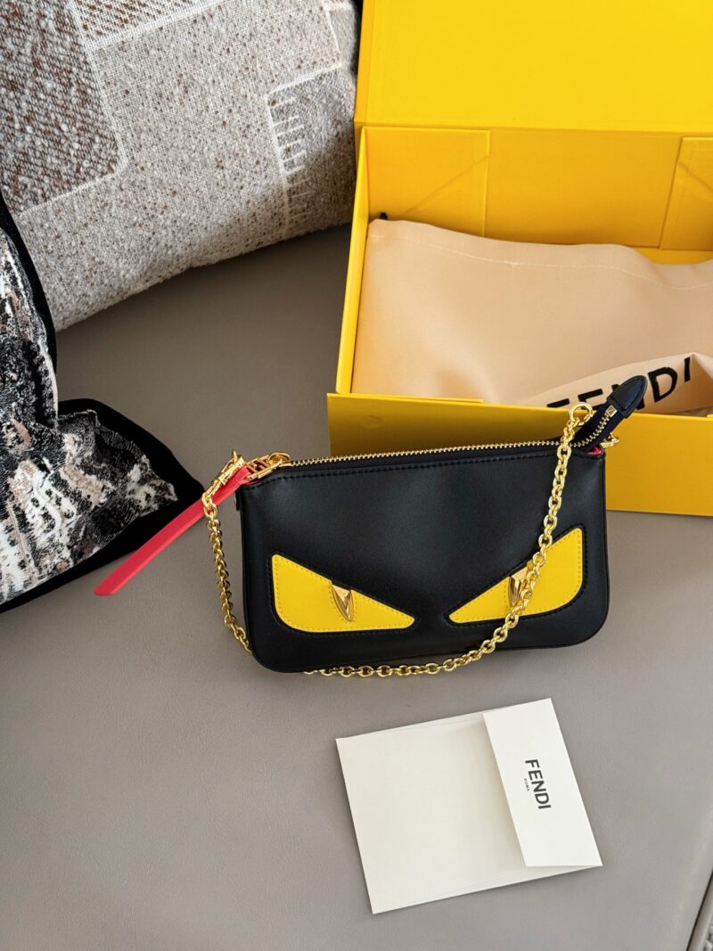 715420311b.jpg 220 boxes
size:20*12cm
Fendi Underarm Bag/Mahjong Bag
Fendi Tan Jianji's small charcoal fire is too awesome
The small charcoal fire continues to charge
The leather shoulder strap has a strong texture, and the hardware chain is more exquisite
Love, ...