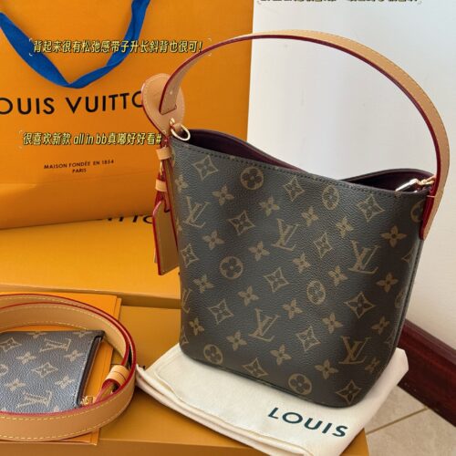 235 box upgrade version
size：18*16cm
ALL IN BB Heavy Attack|
Who wouldn't be confused after reading this!
There are two faces LV AII IN BB
L Home 25ss Bucket Bag
All in BB, really awesome. Take a good look