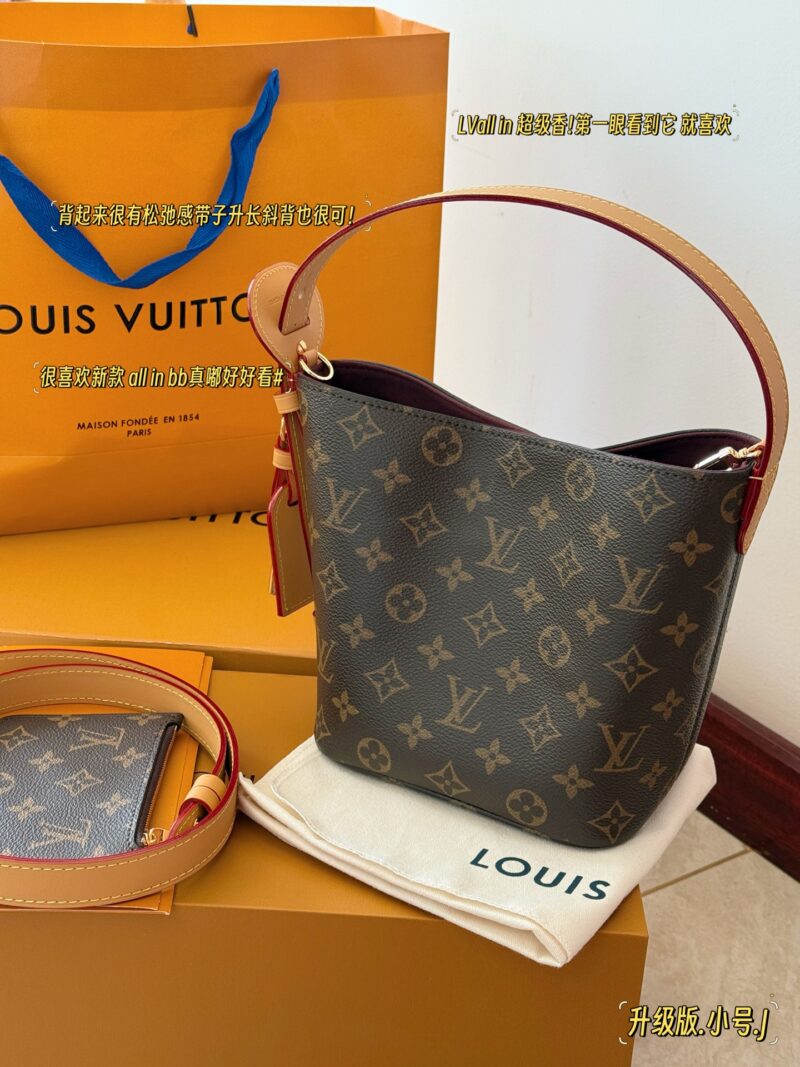 7158b4ea46.jpg 235 box upgrade version
size:18*16cm
ALL IN BB Heavy Attack|
Who wouldn't be confused after reading this!
There are two faces LV AII IN BB
L Home 25ss Bucket Bag
All in BB, really awesome. Take a good look