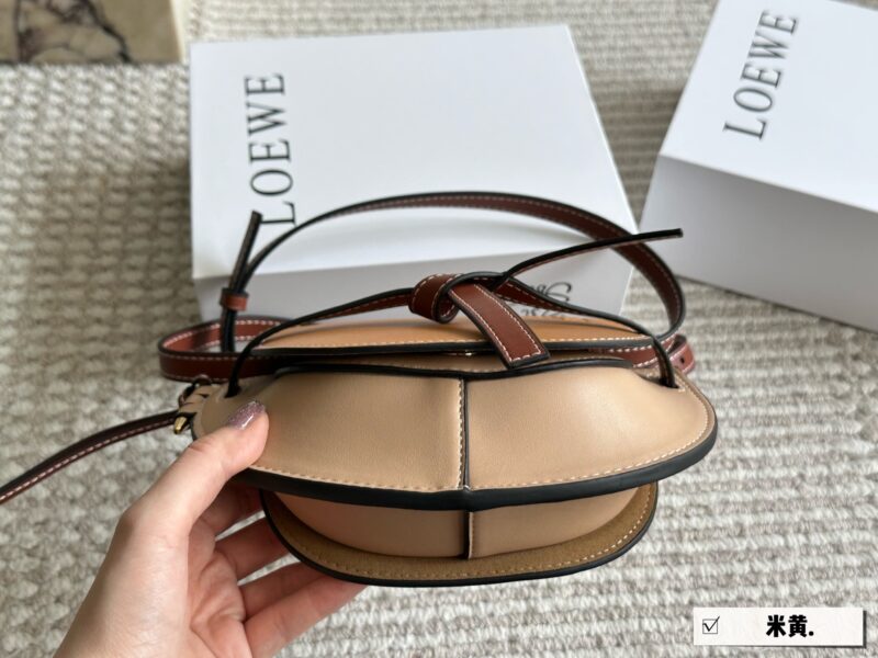 715d4b5b89.jpg 210 box
Size: Width 21 * Height 14cm
Love Loewe Gate Mini!
Don't look at his palm, it's so big
The capacity is very friendly!
?? New product! ? Chest bag! Crossbody!
The leather of cowhide has an excellent hand feel
The leather is so good that ...