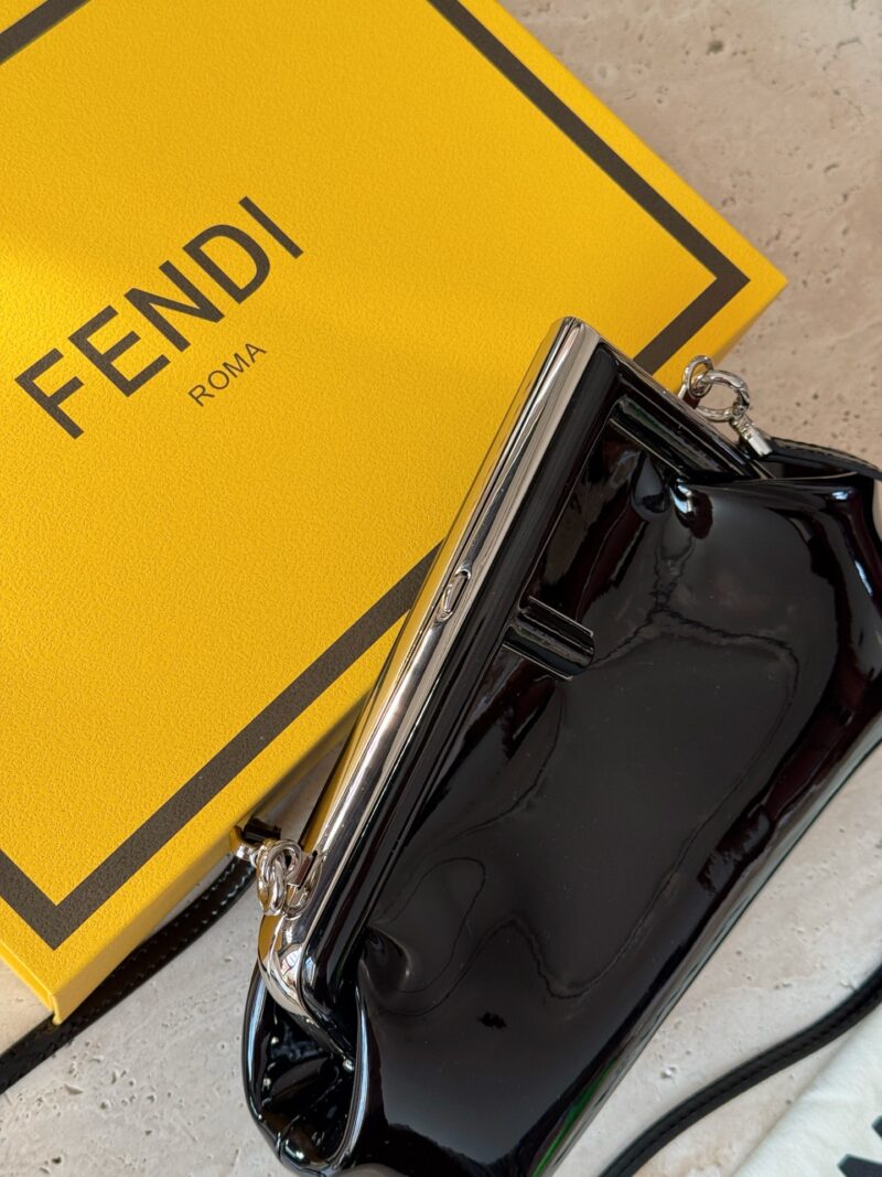 7166bde840.jpg 230 box
size:26*18cm
FENDI First handbag, how could a sweet summer be without it
You can hold it in your hand, cross it, or carry it on your back!
