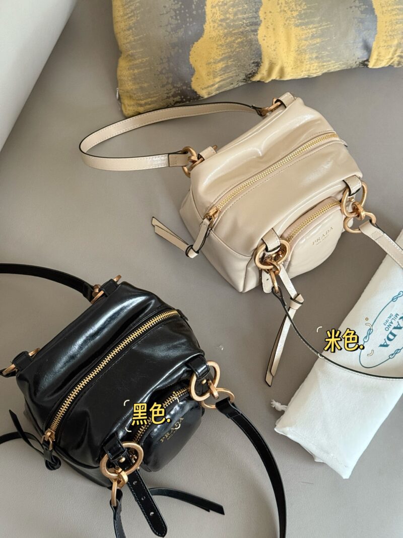 716e08a5c3.jpg 235 box
size:15*15cm
Prad 25 Spring/Summer Collection's Showcase
Very unique,
The shape of the small square bag is cute and adorable!
Hold it in your hand like a small piece of tofu! No girl can refuse exquisite and cute items