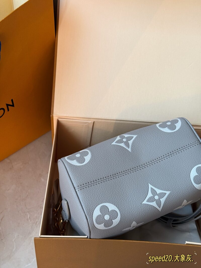 215 new model (with box)
size： 20*14cm
L Home Speedy 20
Let's feel the joy of Speedy together~
This size is just right!
Carrying a small bag, I really love it, love it~
Search: Lv nano