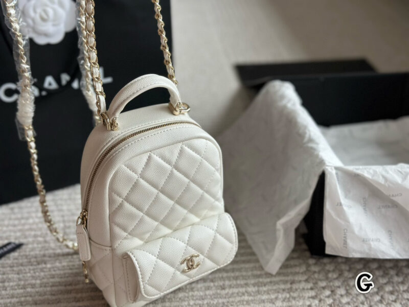7195d1fed5.jpg 230 box
size:13*18cm
Xiaoxiangjia's new 24c backpack
This season's stir fried chicken with cute little shoulders
It looks very small, but the capacity is quite large. There are also many ways to memorize it, which is very nice
Black lychee cowhide ...