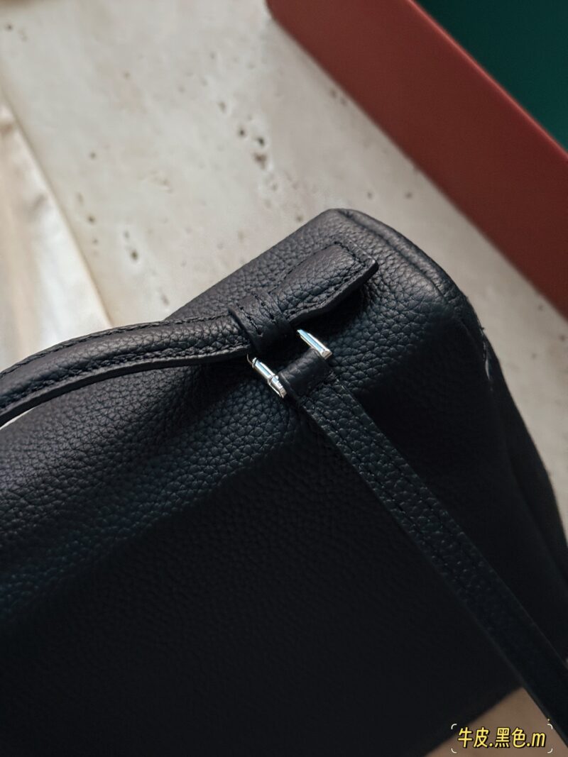 719aee8b0c.jpg 320 cowhide/matching box
size:23*32cm
Loro Piana backpack goes viral/
Loro Piana's backpack is finally waiting for you!
New favorite backpack
Great! It's low-key and tasteful!
Ultra gentle color wrap
The first layer of cowhide is very durable!