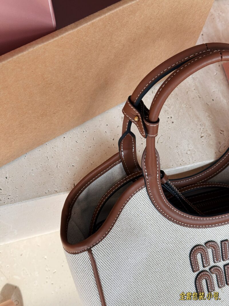 71a141a531.jpg 300 complete sets of packaging
size:21*18cm
Miumiu's new tote
The wind is blowing too hard this year
There are so many popular products!
This version is also too beautiful!
Miumiu's canvas bag is packed in one color for spring and summer!
Canvas an...
