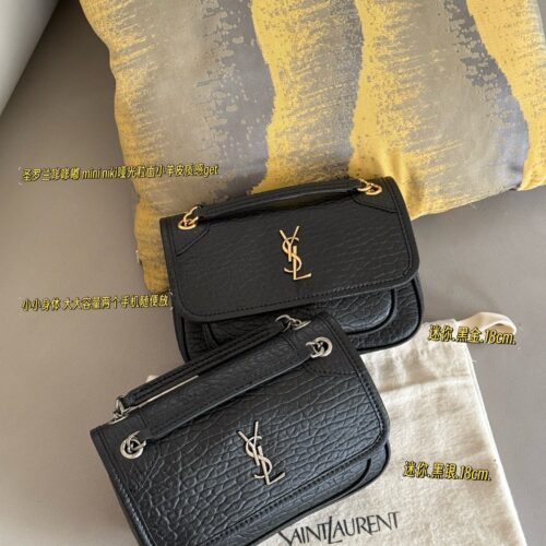 220 without box
size：18*12cm
The long-awaited
Mini magic wand niki finally arrived
High order version Nikki
YSL Nikki leather material has a soft and sticky texture ??
Small body, large capacity. Two phones can be placed anywhere
Highly recomme...