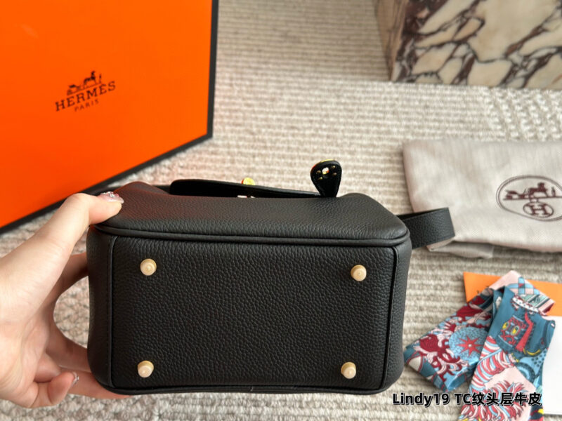 71b4df9287.jpg 300 sets of complete packaging
size:19*13cm
?? top layer leather!
H Home Mini Lindy
? Crossarm ? Hand carried!
A perfectly cute little one!