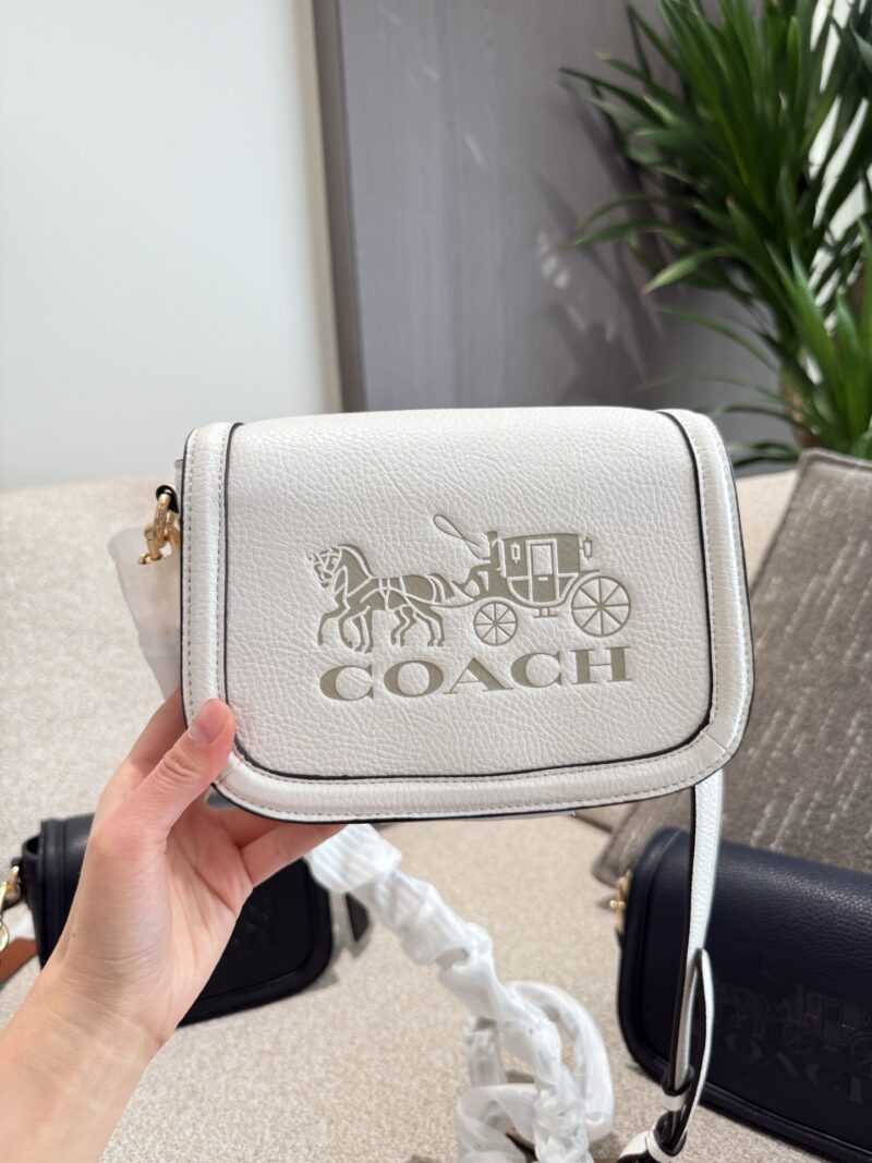 Coach carriage saddle bag p240
New Carriage Series
Coach Coach women's full carriage style saddle bag crossbody bag Saddle [Grin] is a very practical and beautiful model, with a retro saddle bag shape and full leather edging that is not easily deform...