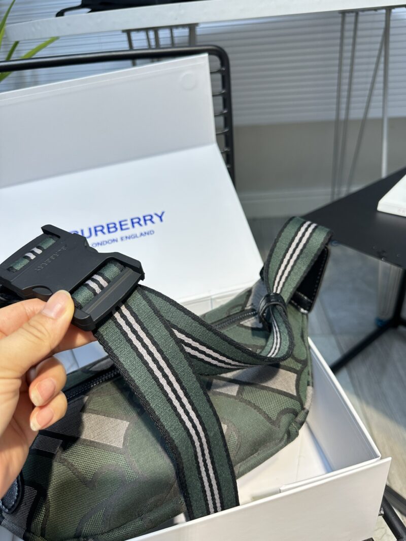 Green BURBERRY New Year NY ? Mlb Co branded Super Western Chest Bag/Waist Bag Premium Version Fabric is custom-made, N levels higher than the black ones on the market, with perfect embroidery inside, complete set of hardware logo size 31 * 19 * mod...