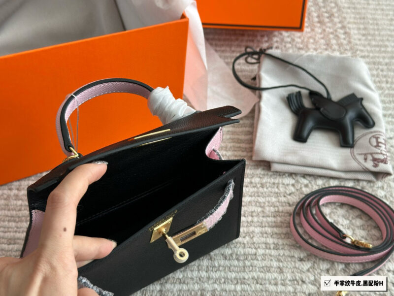 Color blocking ￥ 245
Leather Palm Pattern Gift Silk Scarf Pony Pendant Hermes Kelly Hermes Palm Pattern Calfskin, Material Imported, Size: 28cm. If you like this style, you must take it off. Original mold customization for shipment, hardware with lo...