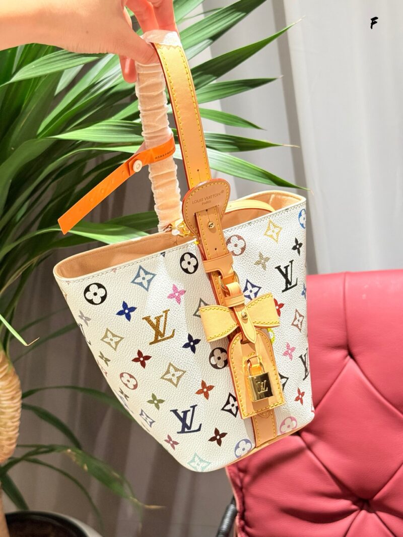 71fe752d37.jpg Can't put it down, white tri colored vegetable basket, water bucket bag
The only item that can be reserved is still my personal favorite
You can carry it both on one shoulder and crossbody!
How can it really look so beautiful, with a drop of white tr...