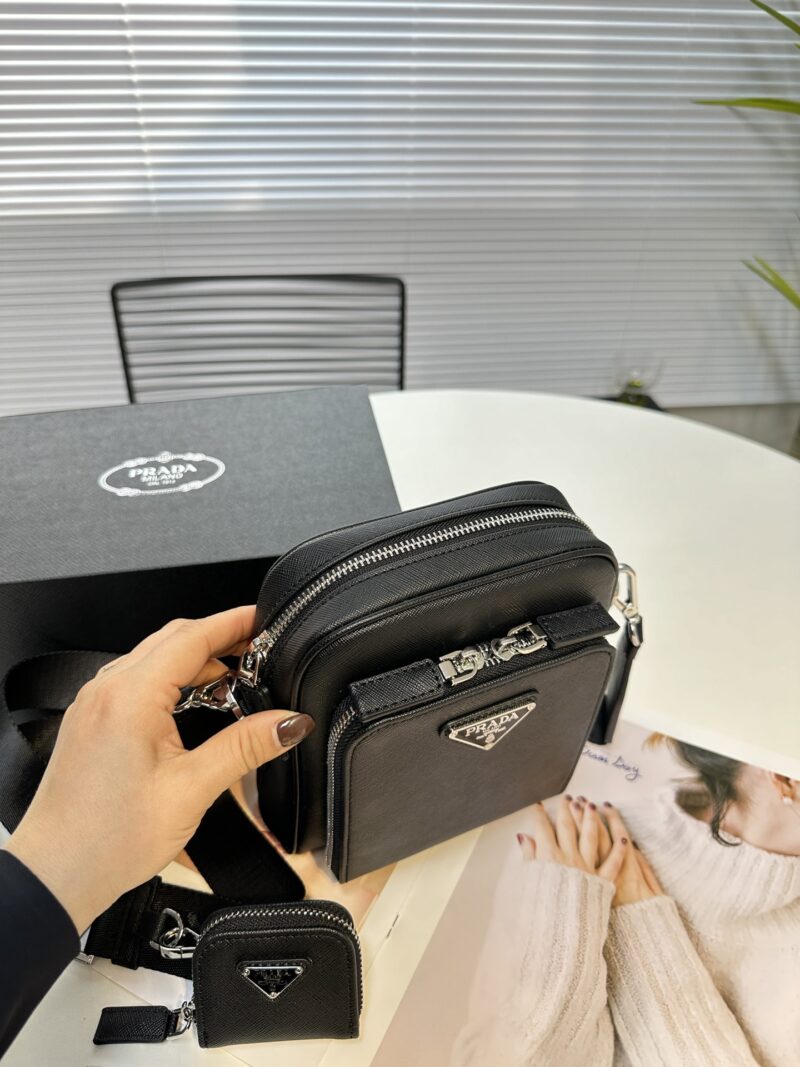2VH 168 PVC leather
This shoulder bag is made of Saffiano Taiwanese fabric, with simple lines that highlight a striking style. The iconic Saffiano leather material is synonymous with luxury and a symbol of identity for traditional Italian leather man...