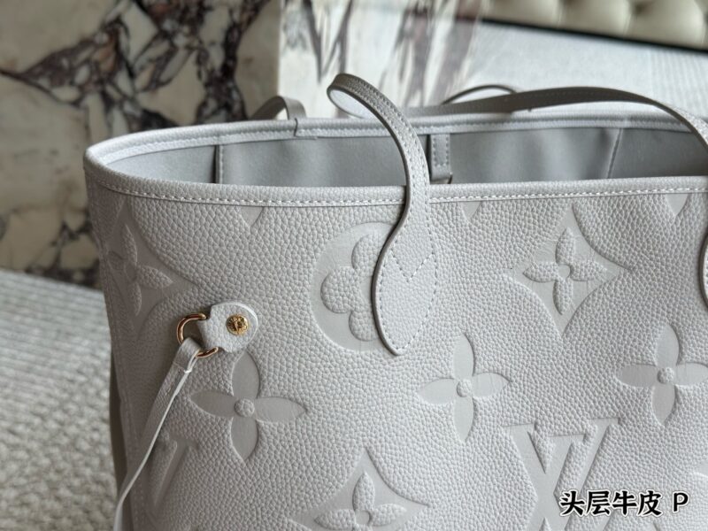 ￥ 370 original cowhide
LV Neverfull shopping bag
N41605LV is the classic flagship of the family, with a large capacity design that is perfect for both mommy bags and OL commuting, making it the bag with the highest appearance rate. The striped linin...