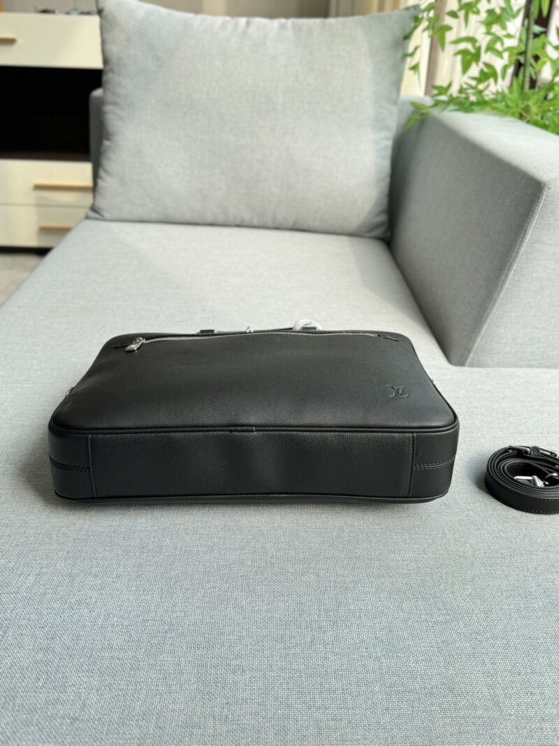 721d3aaf01.jpg Cowhide 340
size:39×29
LV PORTE-DOCUMENTS Commuter Bag, Office Document Bag, Computer Bag, Single Shoulder Crossbody Bag
Can be carried diagonally or by hand
The capacity is also very large, it can hold files and computers
Black versatile, classic...