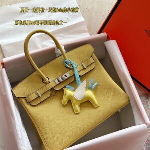 325 345 with complete packaging
size：25cm/30cm
The season for carrying platinum bags has arrived
Bk25 Original Quality ??
Hermes | Birkin 25 Lychee patterned cowhide
That's really amazing, it's both salty and sweet
A stunningly beautiful birkin...