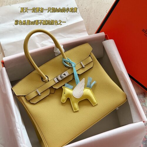 325 345 with complete packaging
size：25cm/30cm
The season for carrying platinum bags has arrived
Bk25 Original Quality ??
Hermes | Birkin 25 Lychee patterned cowhide
That's really amazing, it's both salty and sweet
A stunningly beautiful birkin...