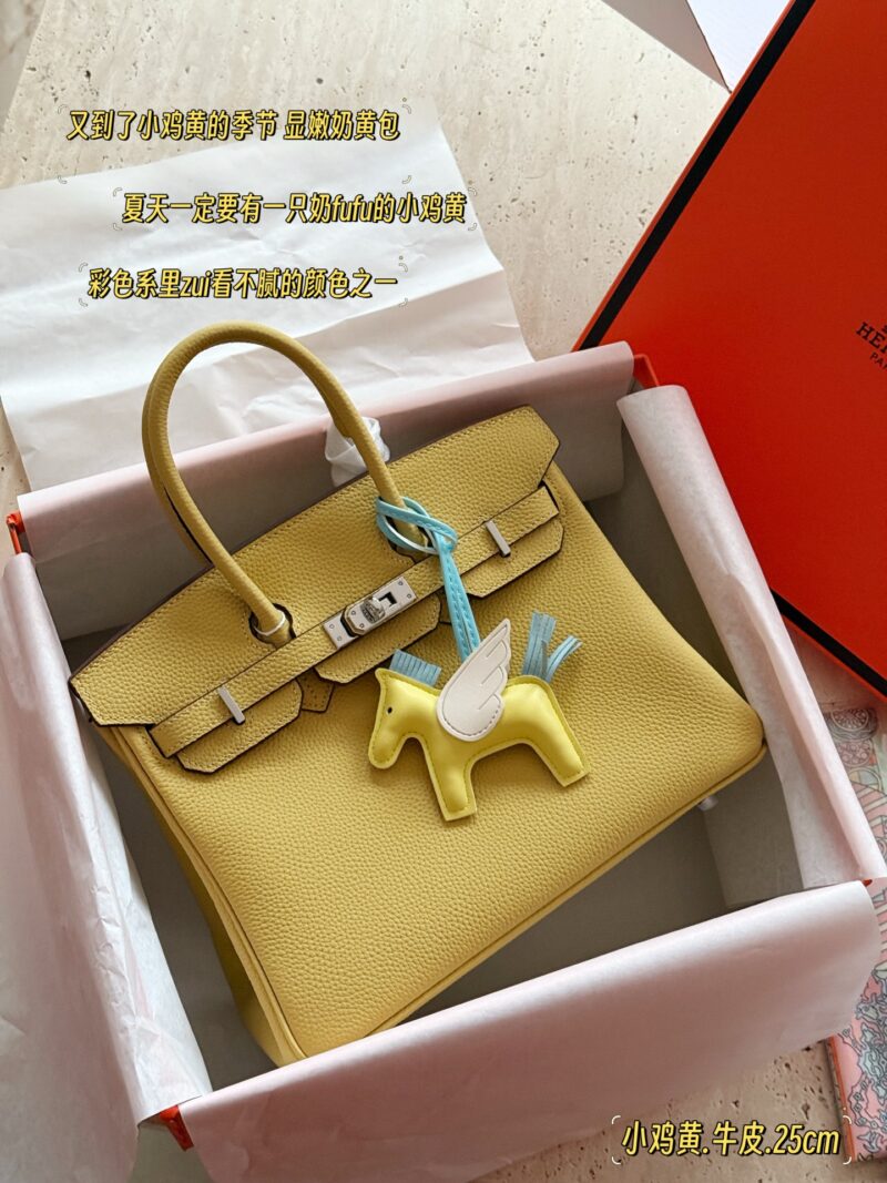 721ed2c60a.jpg 325 345 with complete packaging
size:25cm/30cm
The season for carrying platinum bags has arrived
Bk25 Original Quality ??
Hermes | Birkin 25 Lychee patterned cowhide
That's really amazing, it's both salty and sweet
A stunningly beautiful birkin...